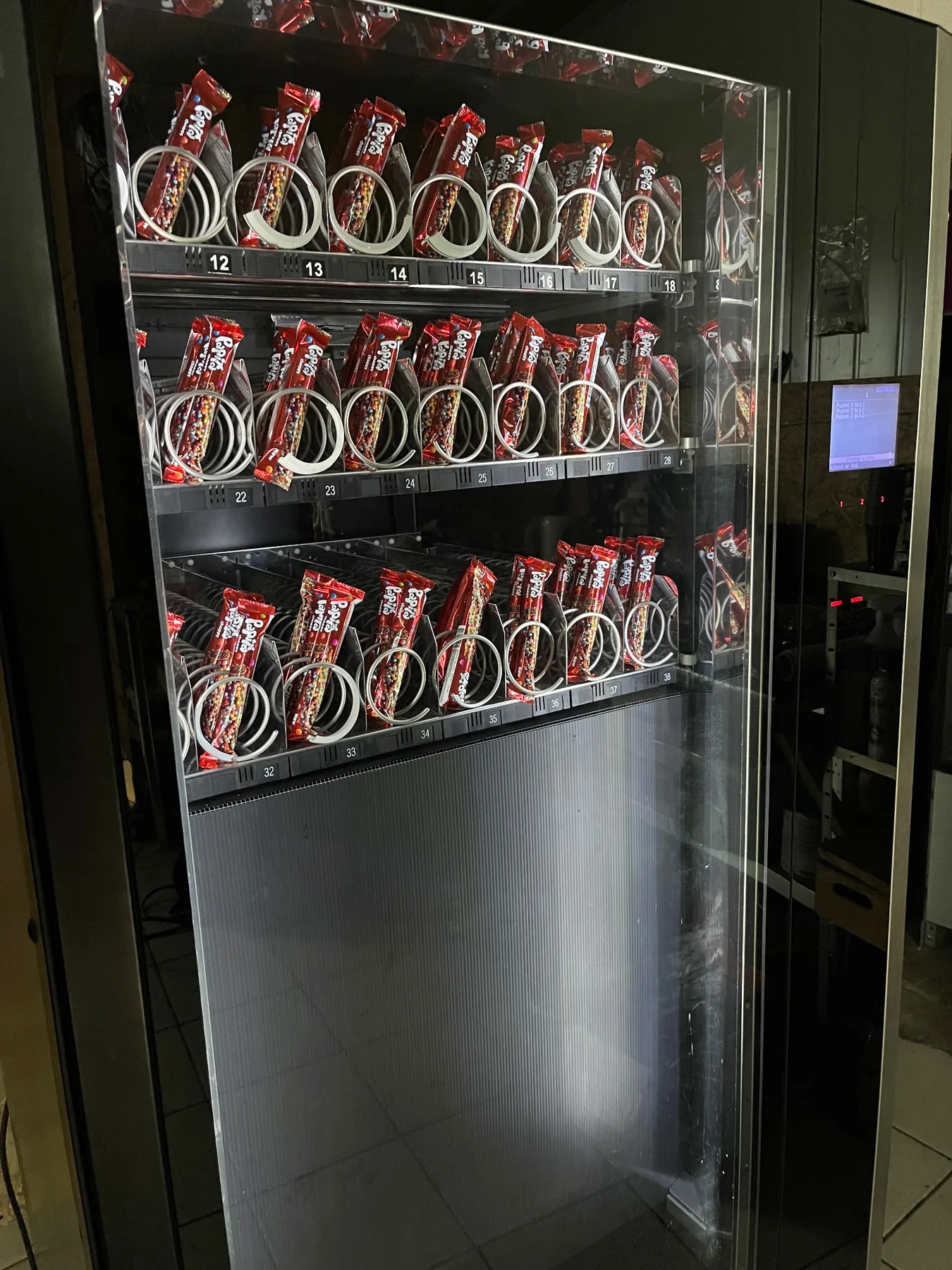 Wnętrze automatu vendingowego